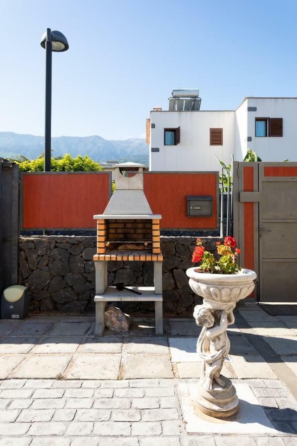 Dorina - Vivienda Vacacional Con Piscina Privada ลาโอโรตาวา ภายนอก รูปภาพ